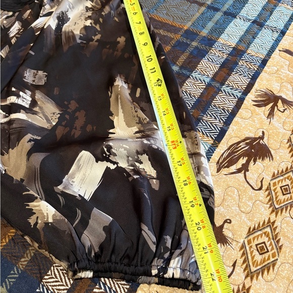 Covington blouse with a black, white, and gray abstract pattern women’s size L - Picture 10 of 11